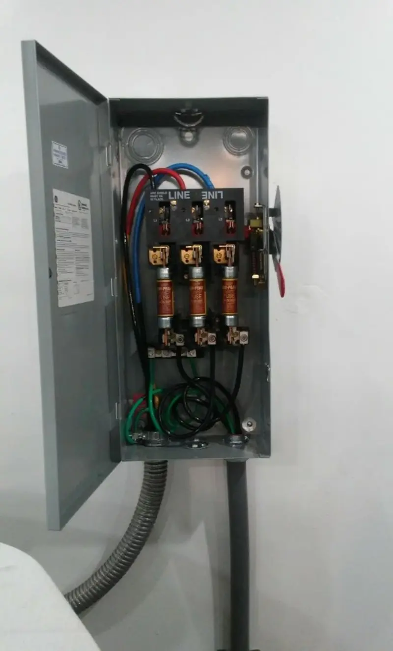 Three-phase disconnect switch installed for Smoke Detector Installation in Kochville